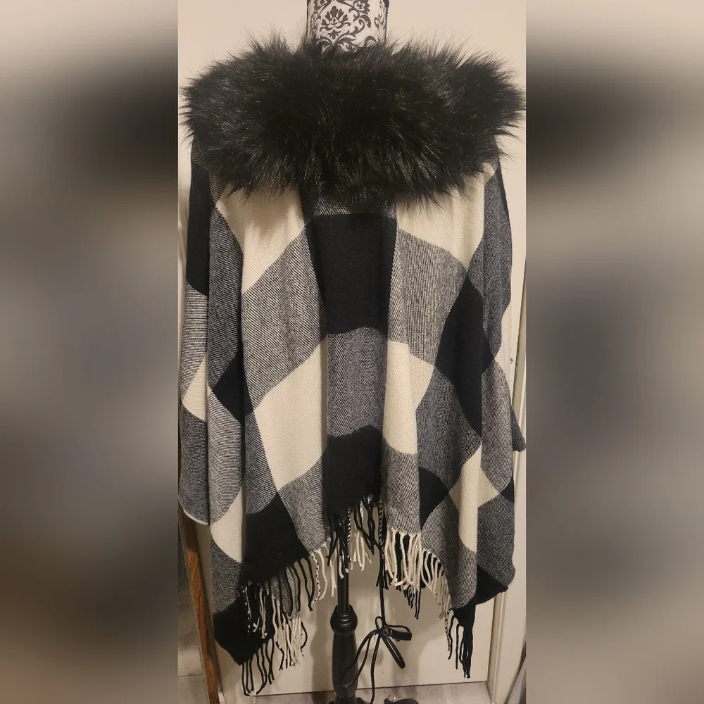 J.Crew Classic Black/Ivory Buffalo Plaid Faux Fur Cape Scarf Wrap New With Tag‎